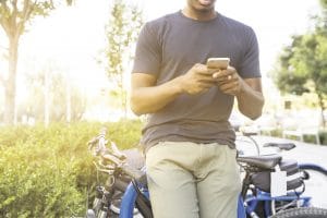 Vanaf deze zomer boete  voor mobieltje op de fiets